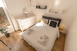 1 dormitorio con 1 cama con 2 toallas en Le gîte de Sabina - Colmar, en Colmar