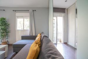 sala de estar con sofá y sala de estar con en MyHouseSpain - Moderno apartamento a escasos metros del Bernabeu en Madrid