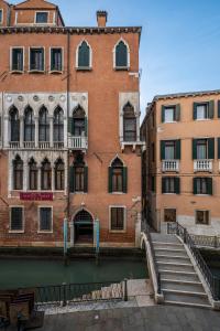 威尼斯的住宿－帕拉佐普瑞裡酒店，运河旁的砖砌建筑,设有楼梯