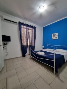 A bed or beds in a room at Terrazza del Santo 2,0 - La Terrazza nel cuore di Napoli Még 28 kép