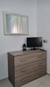A television and/or entertainment centre at Terrazza del Santo 2,0 - La Terrazza nel cuore di Napoli