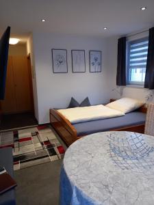 sypialnia z 2 łóżkami i oknem w obiekcie Cafe und Pension Ringer w mieście Vilseck