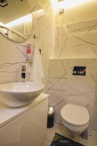 Skawa的住宿－Motel Na Zbójeckiej，浴室配有白色水槽和卫生间。