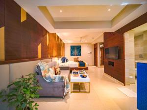 - un salon avec un canapé et un lit dans l'établissement Estrela Do Mar Beach Resort - A Beach Property, à Calangute