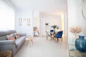 - un salon avec un canapé et une table dans l'établissement MyHouseSpain - Nuevo apartamento junto al Bernabéu, à Madrid