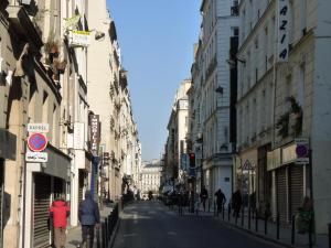 una calle de la ciudad con gente caminando por la calle en Luxury 4 bedroom 2 bathroom Apartment, en París