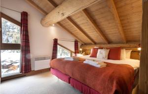 a bedroom with a large bed in a room at Chalet Isabella by Chalet Chardons in Tignes