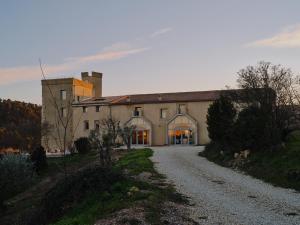 an old building with a gravel road in front of it at Domaine La Ferme HI bride in Villelaure