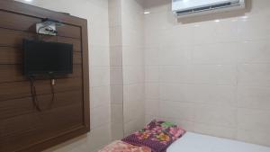 a room with a flat screen tv on a wall at Hotel Ajmer in Ajmer