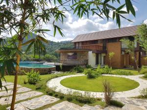 uma casa com jardim e piscina em Thang Mây Village Rersort em Ba Vì