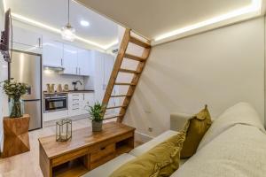 sala de estar con sofá y mesa de madera en MyHouseSpain - Acogedor loft en pleno barrio de La Latina, en Madrid