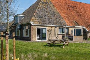 een huis met een picknicktafel ervoor bij Akkerhorst boerderij Lollum in Friesland. in Lollum