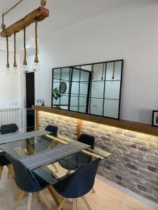 comedor con mesa de cristal y sillas en Exclusivo apartamento de diseño en PLAZA MAYOR VUT 09-449, en Burgos