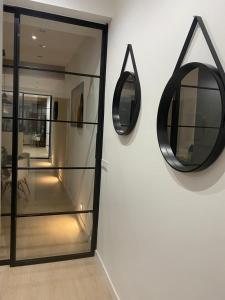 dos espejos en una pared en una habitación en Exclusivo apartamento de diseño en PLAZA MAYOR VUT 09-449, en Burgos