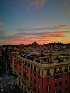 widok na miasto o zachodzie słońca w obiekcie Qg Vatican Golden House w Rzymie