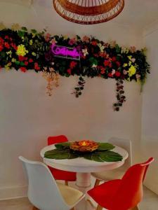 una sala da pranzo con tavolo, sedie e fiori di The Light House a Seaham
