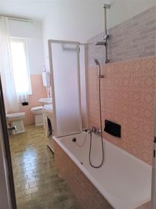 La salle de bains est pourvue d'une douche et d'une baignoire. dans l'établissement VRENI LODGE, à Finale Ligure