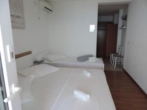 - une chambre avec 2 lits blancs dans l'établissement Apartment in Brela with sea view, terrace, WiFi, washing machine 4947-2, à Brela