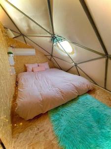 um quarto com uma cama numa tenda em Dome in the Olive Grove כיפה גיאודזית ענקית ומודרנית בין עצי הזית em Yavneʼel