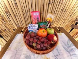 un cesto di frutta seduto su un tavolo di Dome in the Olive Grove כיפה גיאודזית ענקית ומודרנית בין עצי הזית a Yavneʼel
