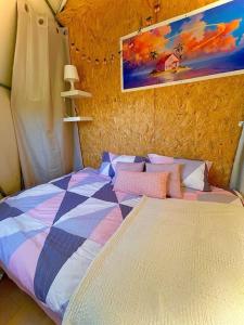 Postel nebo postele na pokoji v ubytování Olive Dome - כיפה גיאודזית ענקית ומודרנית בין עצי הזית