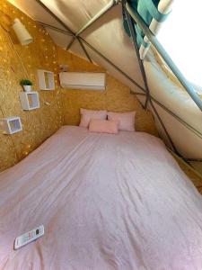 Postel nebo postele na pokoji v ubytování Olive Dome - כיפה גיאודזית ענקית ומודרנית בין עצי הזית
