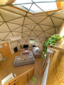 Posezení v ubytování Olive Dome - כיפה גיאודזית ענקית ומודרנית בין עצי הזית
