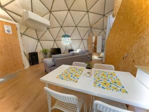 Posezení v ubytování Olive Dome - כיפה גיאודזית ענקית ומודרנית בין עצי הזית