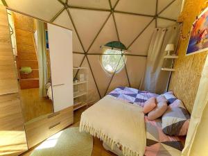 Postel nebo postele na pokoji v ubytování Olive Dome - כיפה גיאודזית ענקית ומודרנית בין עצי הזית