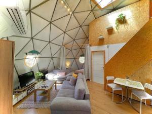 Posezení v ubytování Olive Dome - כיפה גיאודזית ענקית ומודרנית בין עצי הזית