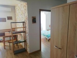 Pokój z drzwiami prowadzącymi do sypialni w obiekcie Біля Озера w Iwano-Frankiwsku