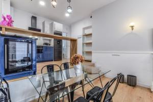 jadalnia ze szklanym stołem i krzesłami w obiekcie MyHouseSpain - Moderno apartamento ubicación inmejorable Madrid w Madrycie
