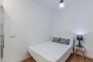 Łóżko lub łóżka w pokoju w obiekcie MyHouseSpain - Moderno apartamento ubicación inmejorable Madrid