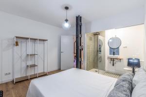 sypialnia z łóżkiem i szklaną ścianą w obiekcie MyHouseSpain - Moderno apartamento ubicación inmejorable Madrid w Madrycie