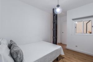 Łóżko lub łóżka w pokoju w obiekcie MyHouseSpain - Moderno apartamento ubicación inmejorable Madrid
