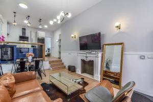 salon z kanapą i lustrem w obiekcie MyHouseSpain - Moderno apartamento ubicación inmejorable Madrid w Madrycie +22 zdjęcia