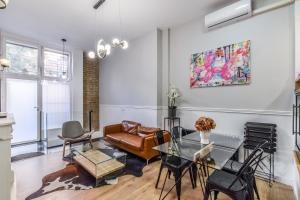salon ze szklanym stołem i kanapą w obiekcie MyHouseSpain - Moderno apartamento ubicación inmejorable Madrid w Madrycie