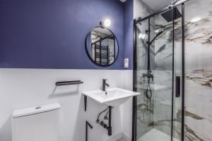 łazienka z umywalką i prysznicem w obiekcie MyHouseSpain - Moderno apartamento ubicación inmejorable Madrid w Madrycie