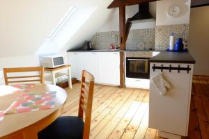 a kitchen and dining room with a table and a stove at heidel-home 2Raum Studio in Heidelberg