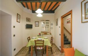 comedor con mesa y sillas en Lovely Home In Montecatini Alto With Kitchen, en Nievole