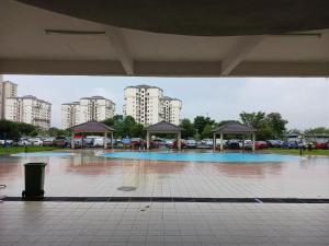 un ampio parcheggio vuoto con ombrelloni di DSAF Family Homestay Pandan Indah ad Ampang