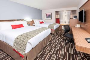 TV a/nebo společenská místnost v ubytování Microtel Inn & Suites by Wyndham Fort Saint John