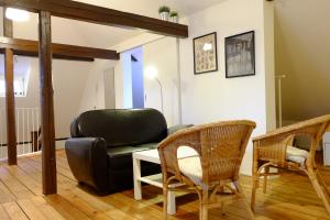 salon ze skórzanym krzesłem i stołem w obiekcie heidel-home 2Raum Studio w mieście Heidelberg