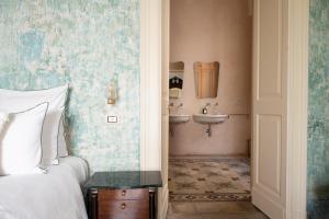 1 dormitorio con cama y lavamanos en Casa a Corte, Nardò, en Nardò 86 fotos más