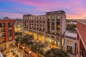 una vista aérea de una ciudad por la noche en Cambria Hotel Savannah Downtown Historic District, en Savannah