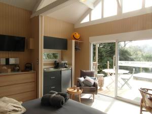 Kitchen o kitchenette sa MAROSENIA TTIKI - Cabanes et Spa