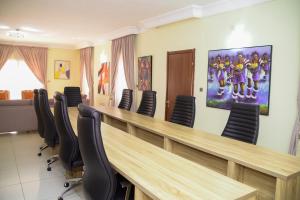 uma sala de conferências com uma mesa longa e cadeiras em House 24 em Abuja