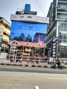 BadagaraにあるGAYATHRI HOTELSの通り側のレストラン付き建物