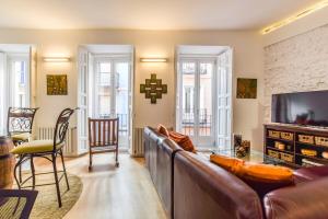 salon z kanapą i telewizorem w obiekcie MyHouseSpain - Apartamento de lujo en Malasaña - MHM w Madrycie