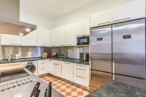 Kuchnia lub aneks kuchenny w obiekcie MyHouseSpain - Apartamento de lujo en Malasaña - MHM